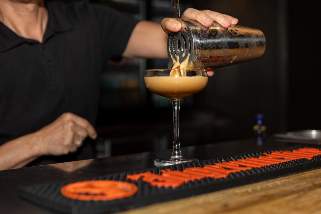 Cocktail préparé au bar