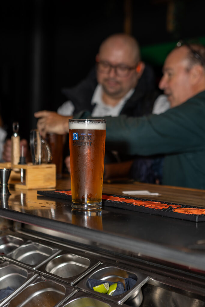 Clients au bar, bière à la pression