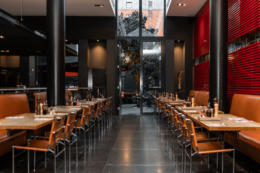 Salle du restaurant, tables dressées