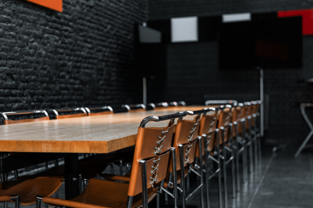 Grande table conviviale devant le mur noir