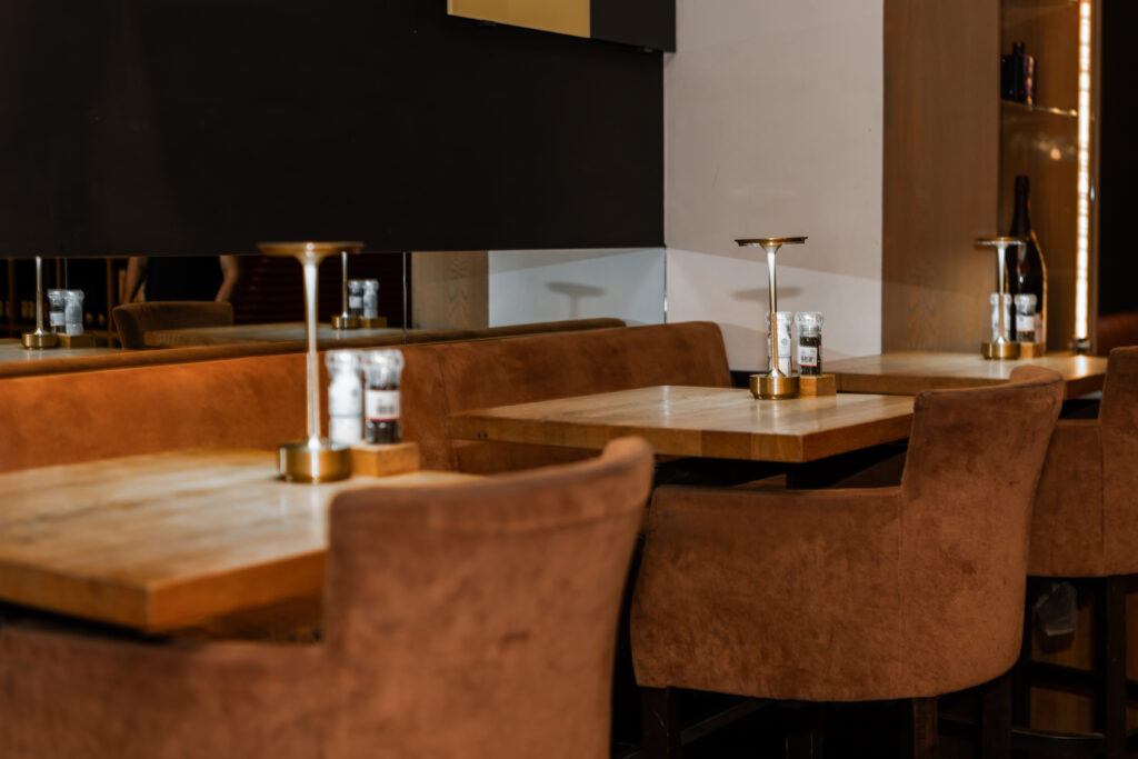 Table et fauteuils en velours