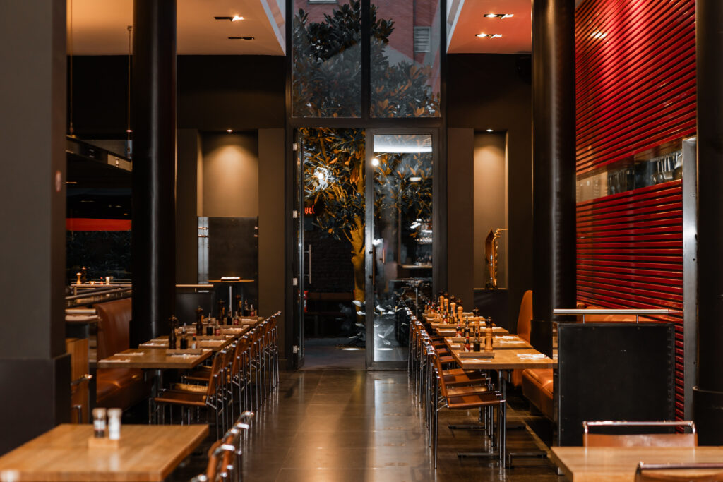 Salle du restaurant et son mur rouge