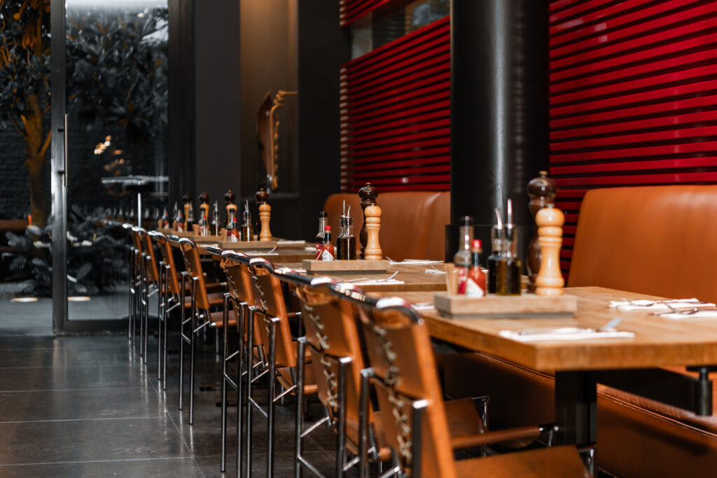 Salle du restaurant et banquettes
