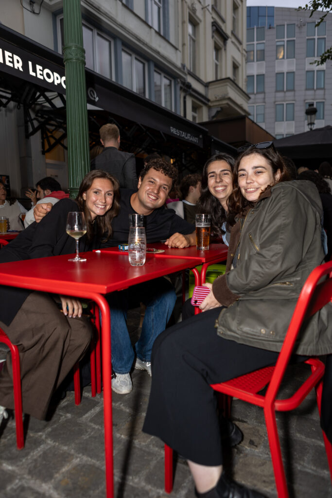 Groupe d’amis en terrasse