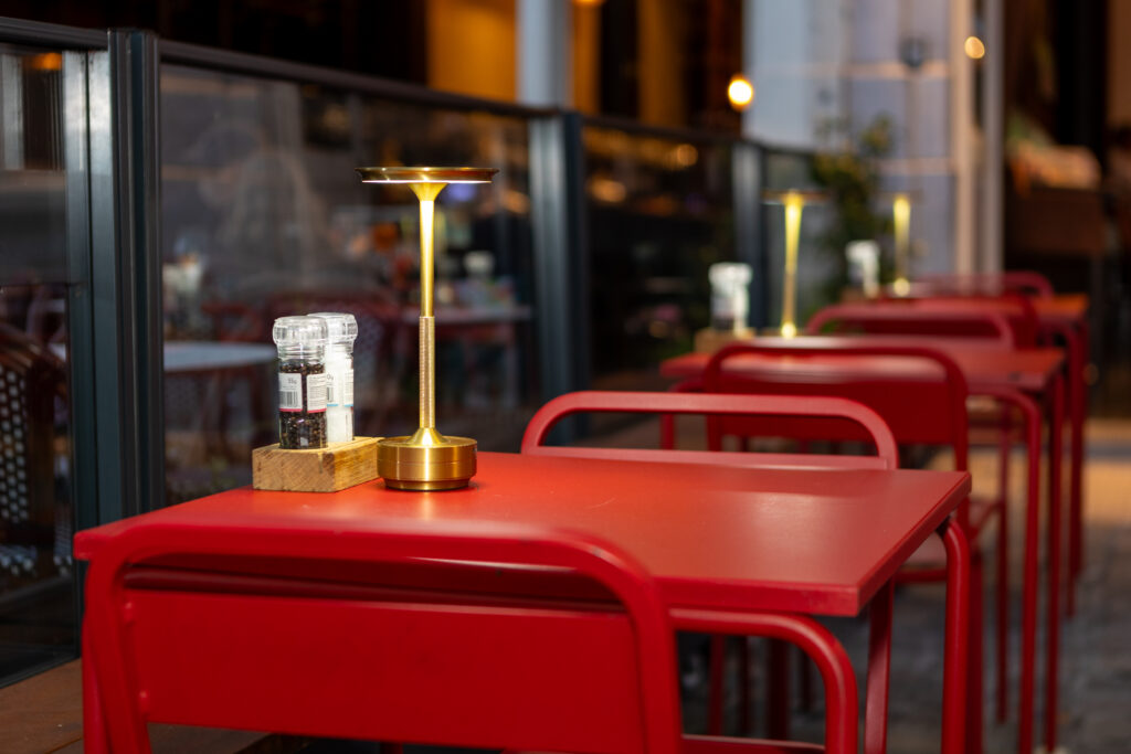 Terrasse et ses tables rouges sur la place du Luxembourg